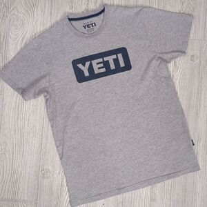 YETI Premium Heather Gray Logo T-Shirt Men's Medium Gray and Navy